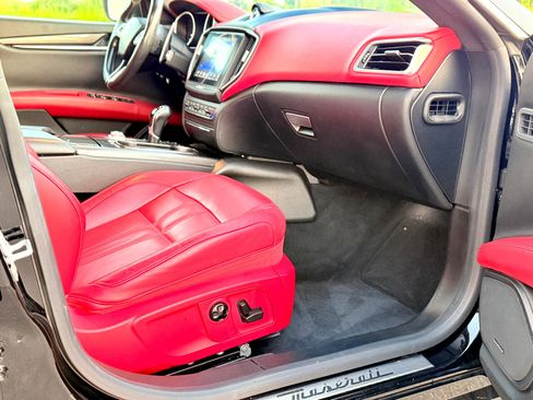 Used 2018 Maserati Ghibli GranSport image 28