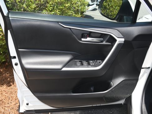 Used 2025 Toyota RAV4 XLE FWD image 9