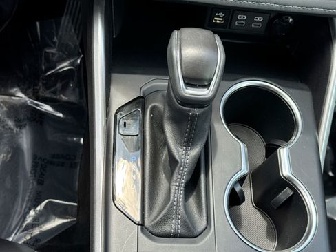 Used 2025 Toyota Highlander XLE FWD image 39