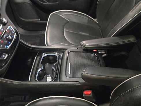 Used 2024 Chrysler Pacifica Limited w/ S Appearance Package image 21