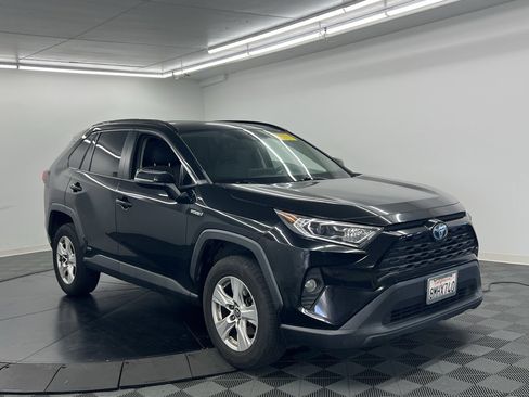 Used 2019 Toyota RAV4 XLE image 2