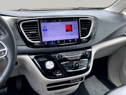 Used 2023 Chrysler Pacifica Touring-L FWD image 7