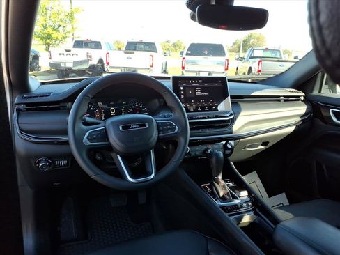 Used 2024 Jeep Compass Trailhawk image 14