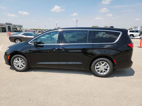 New 2026 Chrysler Pacifica Select image 2
