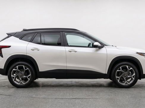 Used 2025 Chevrolet Trax LT w/ LT Convenience Package FWD image 11