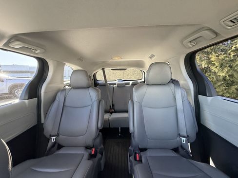 Used 2021 Toyota Sienna XLE image 3