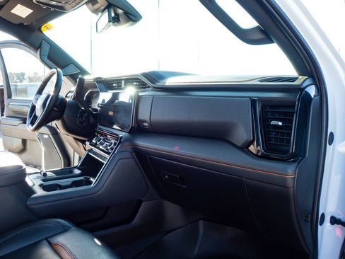 Used 2024 GMC Sierra 2500 AT4 image 17