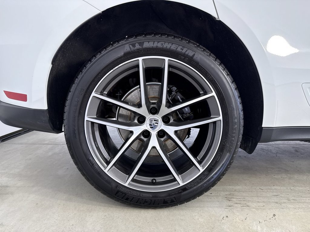 Certified 2025 Porsche Macan AWD/4WD image 16