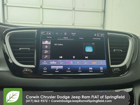 Certified 2025 Chrysler Pacifica Select image 24