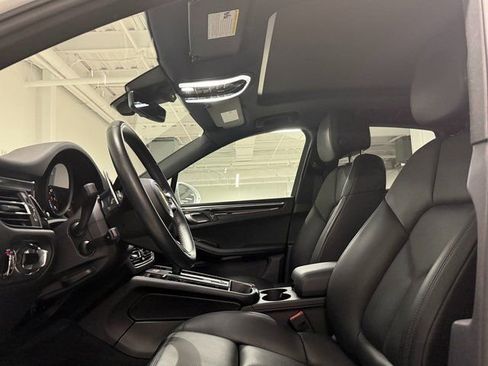 Certified 2023 Porsche Macan Turbo image 5