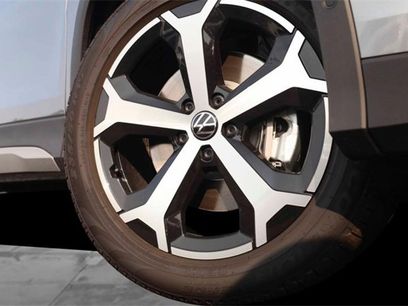 New 2025 Volkswagen Tiguan SE