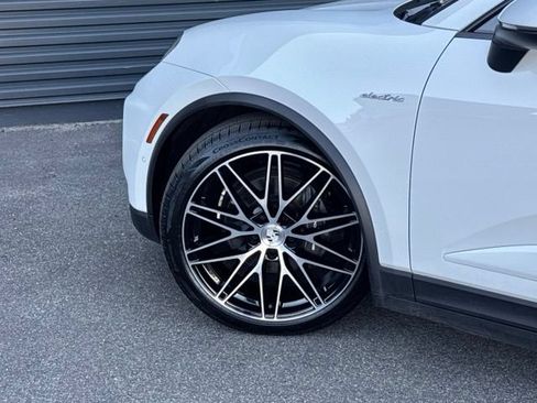 Used 2025 Porsche Macan 4 Electric AWD/4WD image 12