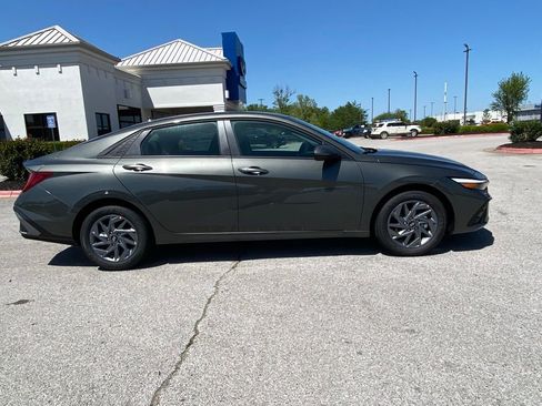New 2026 Hyundai Elantra Hybrid FWD image 8