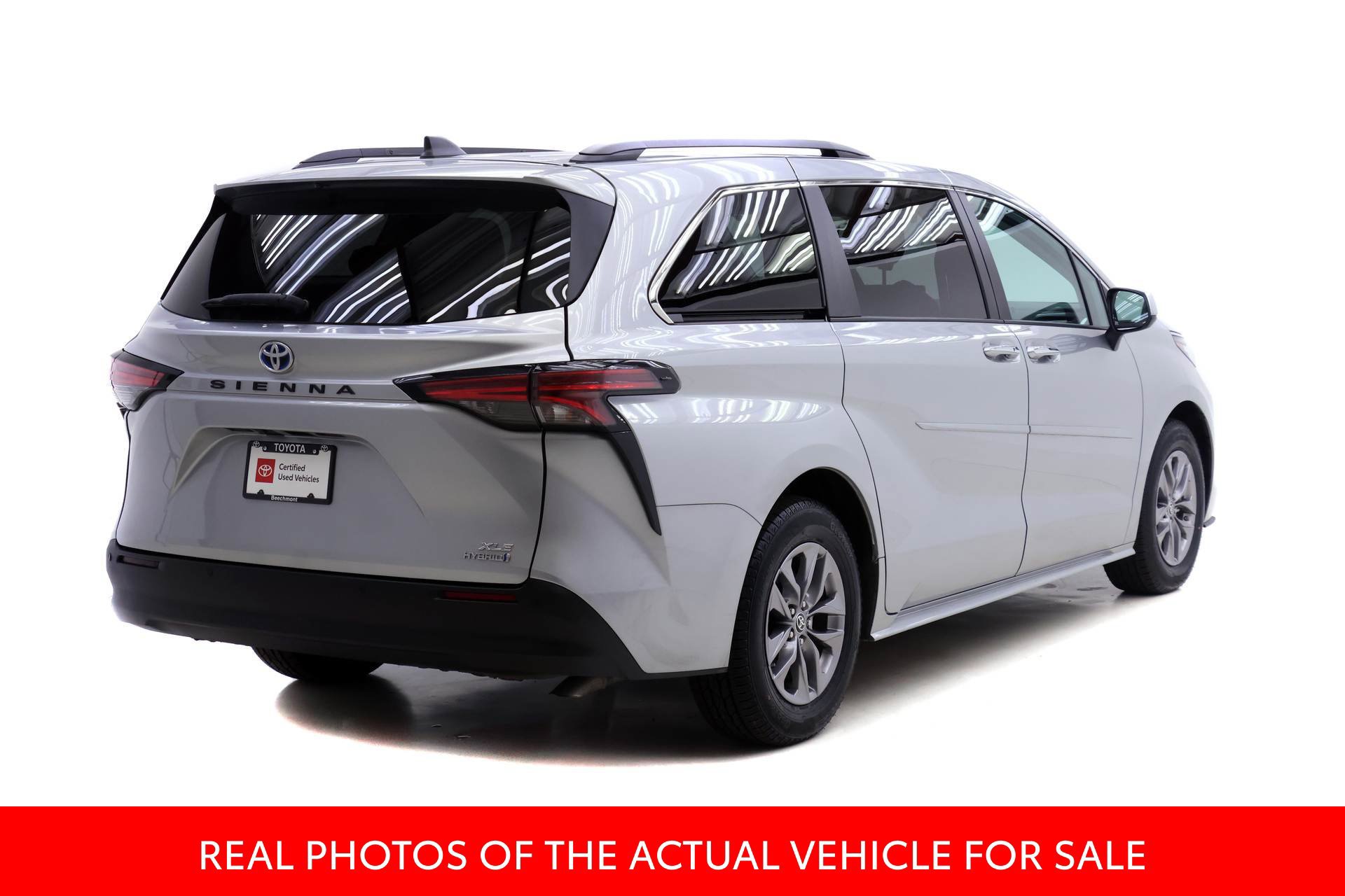 Used 2022 Toyota Sienna XLE FWD image 2