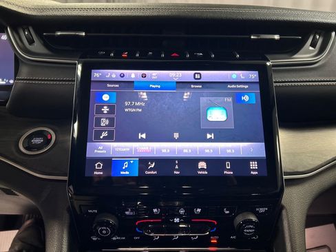 Used 2023 Jeep Grand Cherokee Limited w/ Luxury Tech Group II image 17