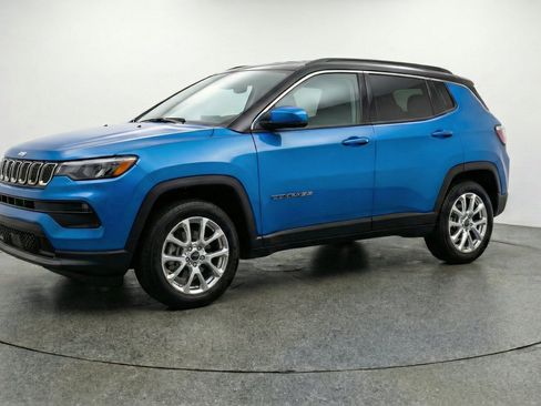 Used 2025 Jeep Compass Limited AWD/4WD image 3