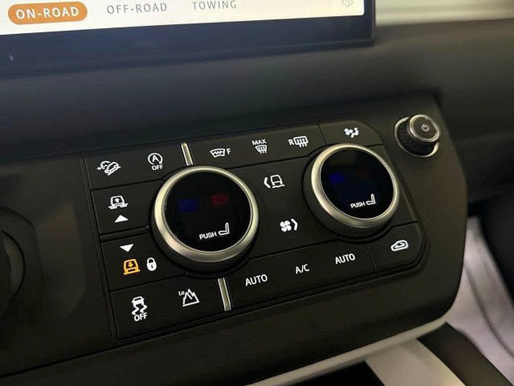New 2025 Land Rover Defender 130 X-Dynamic SE AWD/4WD image 33