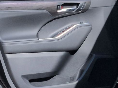 Used 2026 Toyota Highlander Platinum image 16