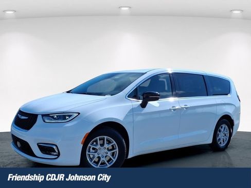 New 2026 Chrysler Pacifica Select image 1