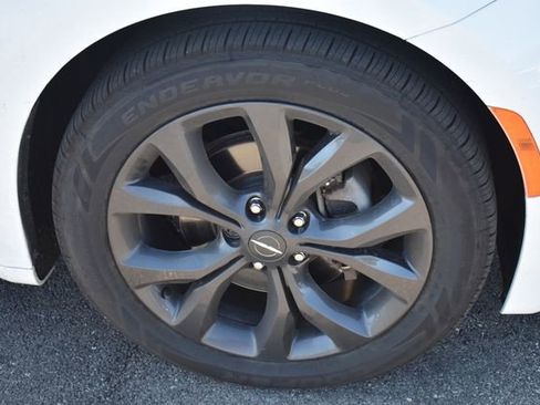 Used 2018 Chrysler Pacifica Touring Plus w/ S Appearance Package FWD image 11