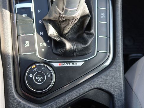 Used 2018 Volkswagen Tiguan SE image 15