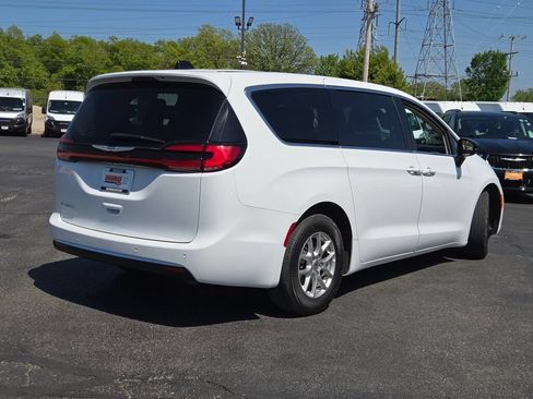 Certified 2024 Chrysler Pacifica Touring-L FWD image 13