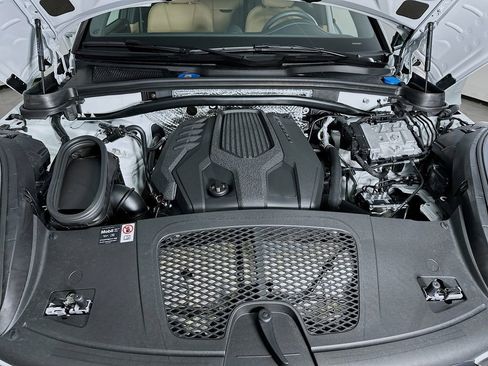 Used 2025 Porsche Macan image 32