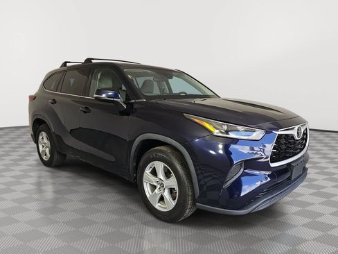 Used 2021 Toyota Highlander L FWD image 2