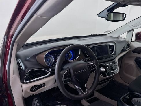 Used 2018 Chrysler Pacifica Touring Plus image 9