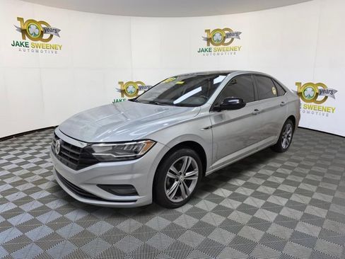 Used 2019 Volkswagen Jetta R-Line w/ R-Line Cold Weather Package FWD image 4