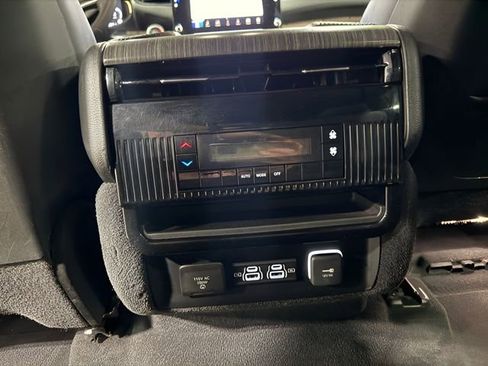 Used 2023 Jeep Wagoneer Series II AWD/4WD image 38
