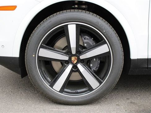 Used 2025 Porsche Cayenne Coupe image 28
