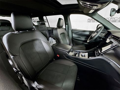 Used 2025 Jeep Grand Cherokee L Altitude image 27