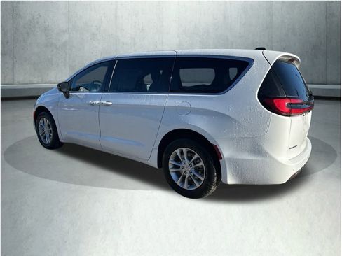 New 2026 Chrysler Pacifica Select image 3