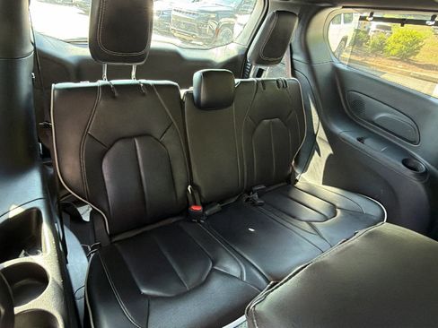 Used 2025 Chrysler Pacifica Limited FWD image 22