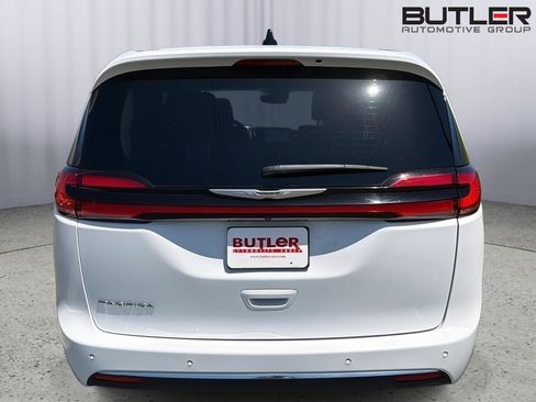 Used 2024 Chrysler Pacifica Touring-L FWD image 5