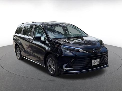Used 2024 Toyota Sienna XLE image 3