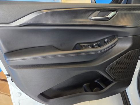 Used 2025 Jeep Grand Cherokee Laredo X image 12