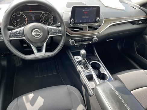 Used 2023 Nissan Altima 2.5 SV image 2