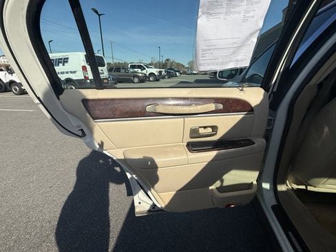 Used 2006 Lincoln Town Car Signature image 12