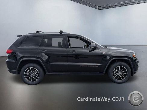 Used 2017 Jeep Grand Cherokee Trailhawk w/ Trailhawk Luxury Group AWD/4WD image 2