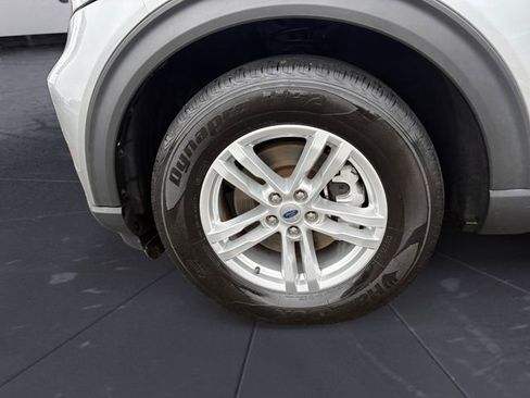 Used 2022 Ford Explorer XLT w/ Equipment Group 202A AWD/4WD image 14