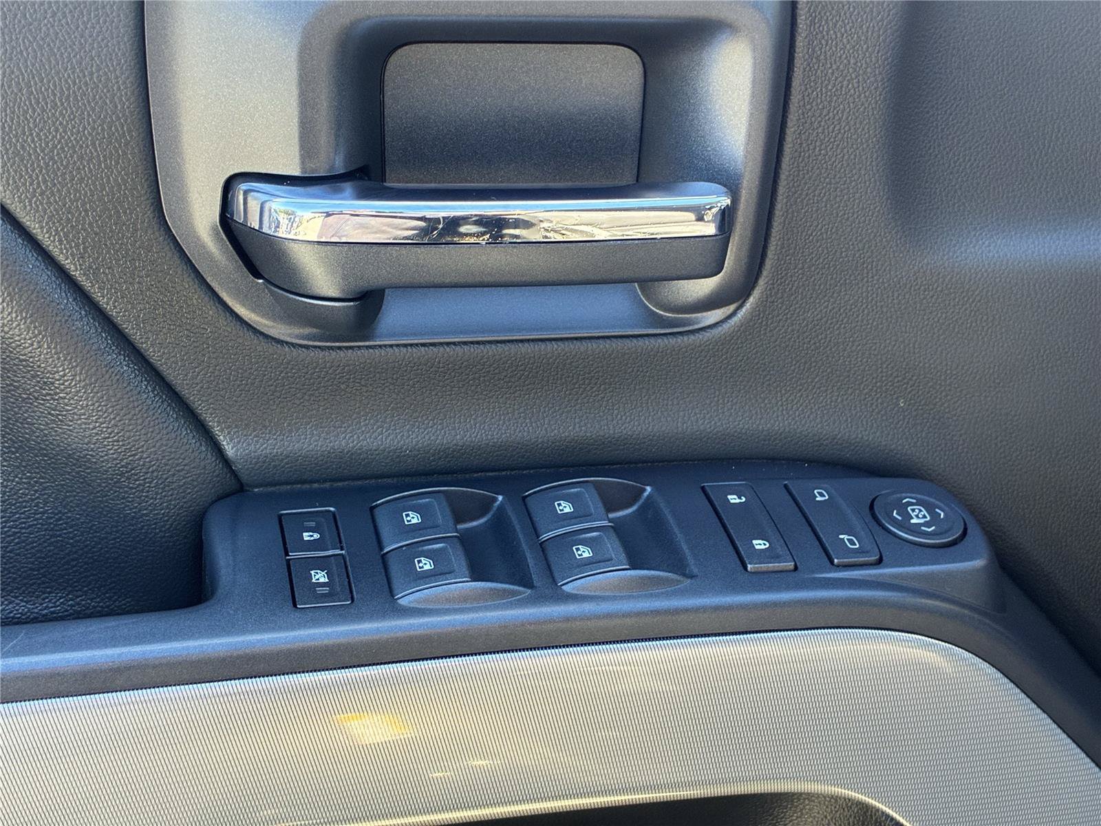 Used 2018 Chevrolet Silverado 1500 LT w/ Midnight Edition AWD/4WD image 25