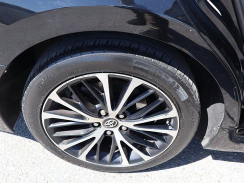 Used 2019 Toyota Camry SE FWD image 9
