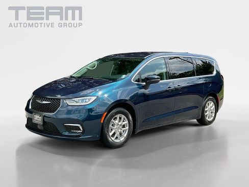 Used 2023 Chrysler Pacifica Touring-L FWD image 3