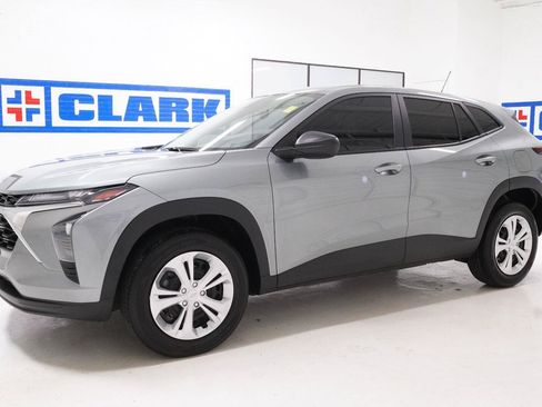 Used 2025 Chevrolet Trax LS FWD image 33
