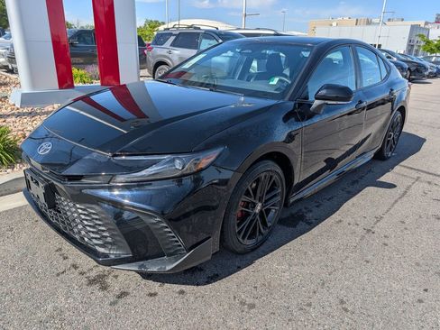 Used 2025 Toyota Camry SE FWD image 3