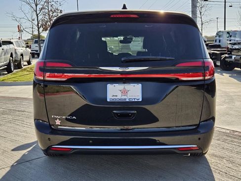 New 2026 Chrysler Pacifica Select image 4