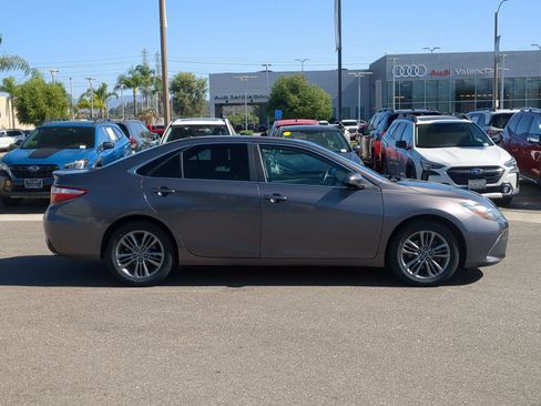 Used 2016 Toyota Camry SE w/ Moonroof Package FWD image 6