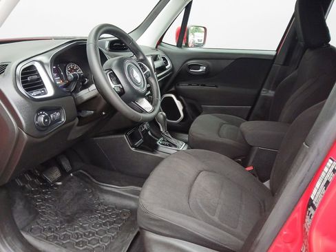 Used 2018 Jeep Renegade Latitude w/ Popular Equipment Group FWD image 19
